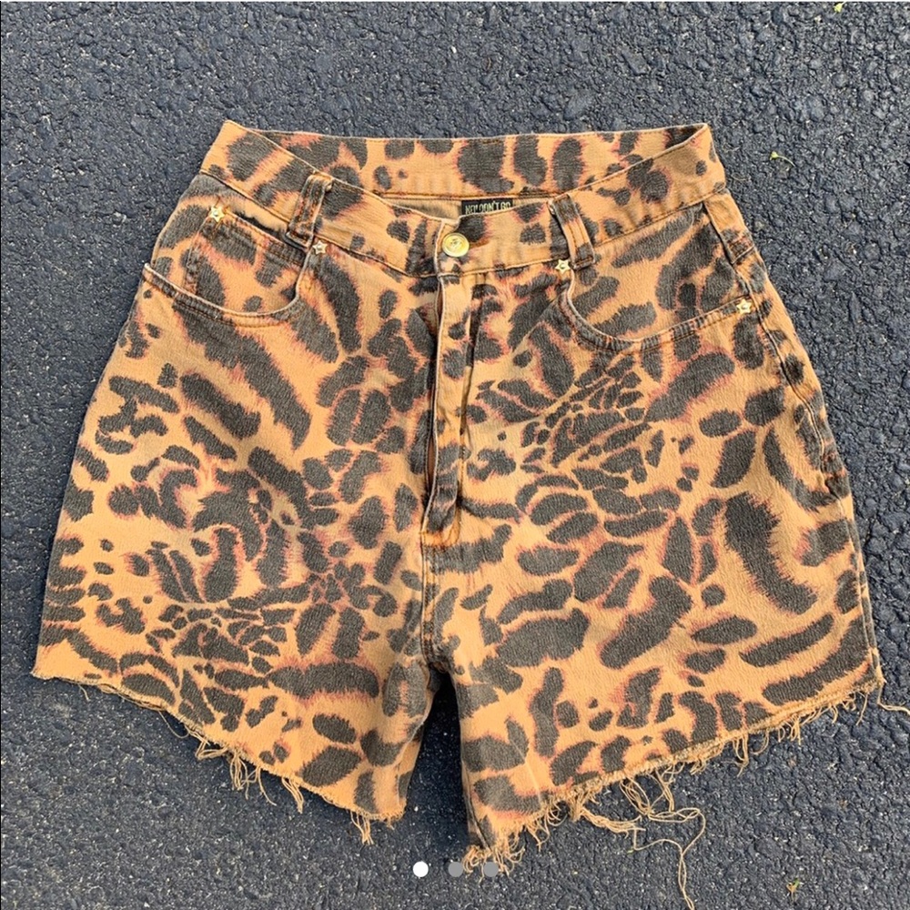 Vintage high rise cheetah print shorts